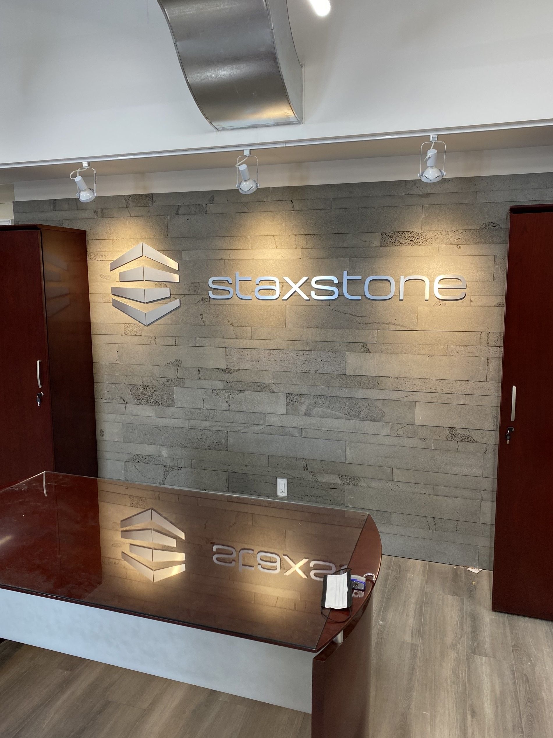 Showroom After Lights | Planc Platinum | Natural Stone Veneer DIY Projects Image -609d210edc094